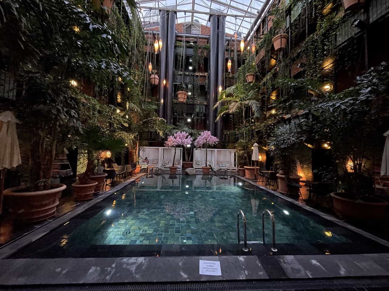 manon les suites pool