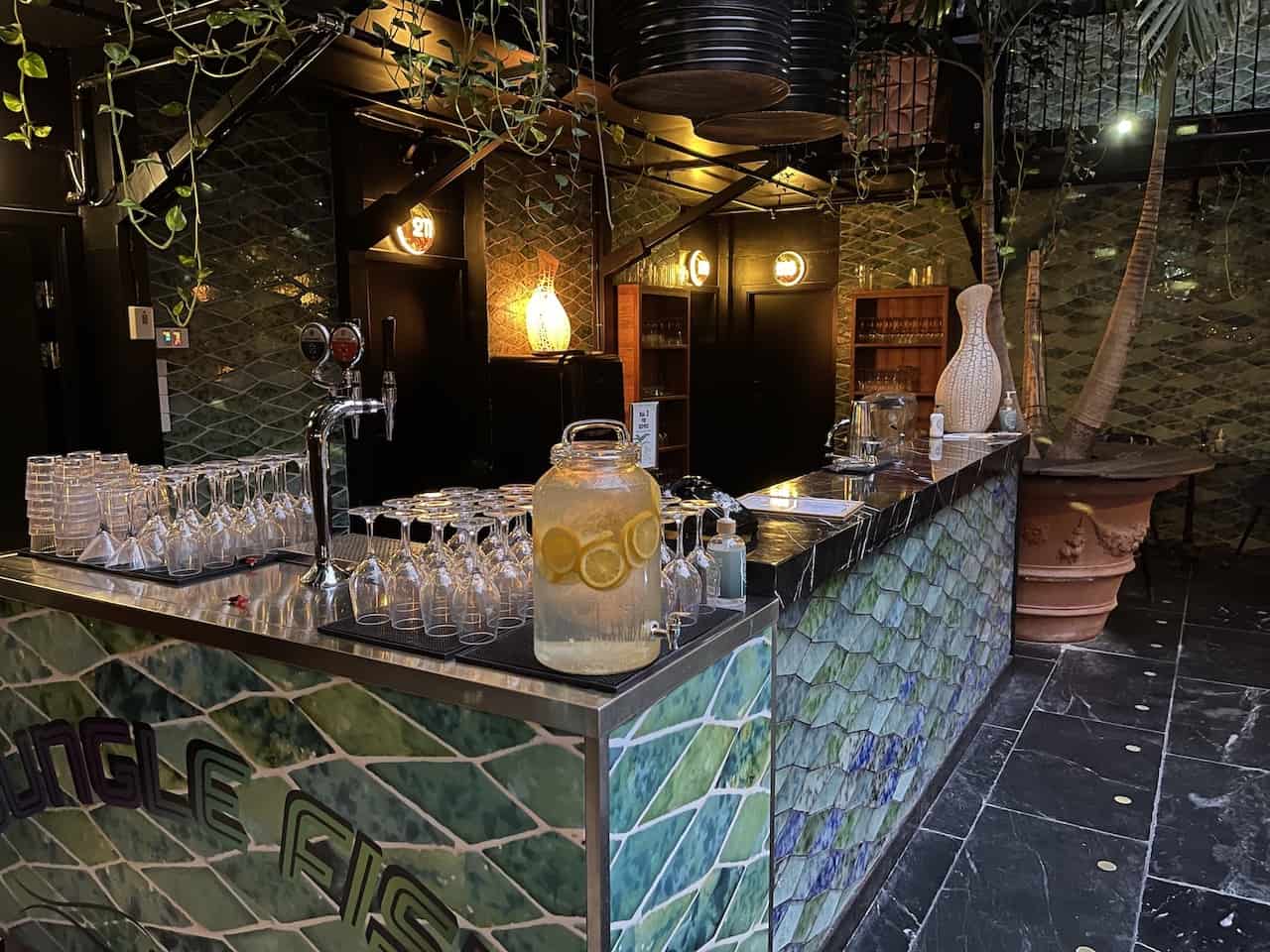 manon les suites pool