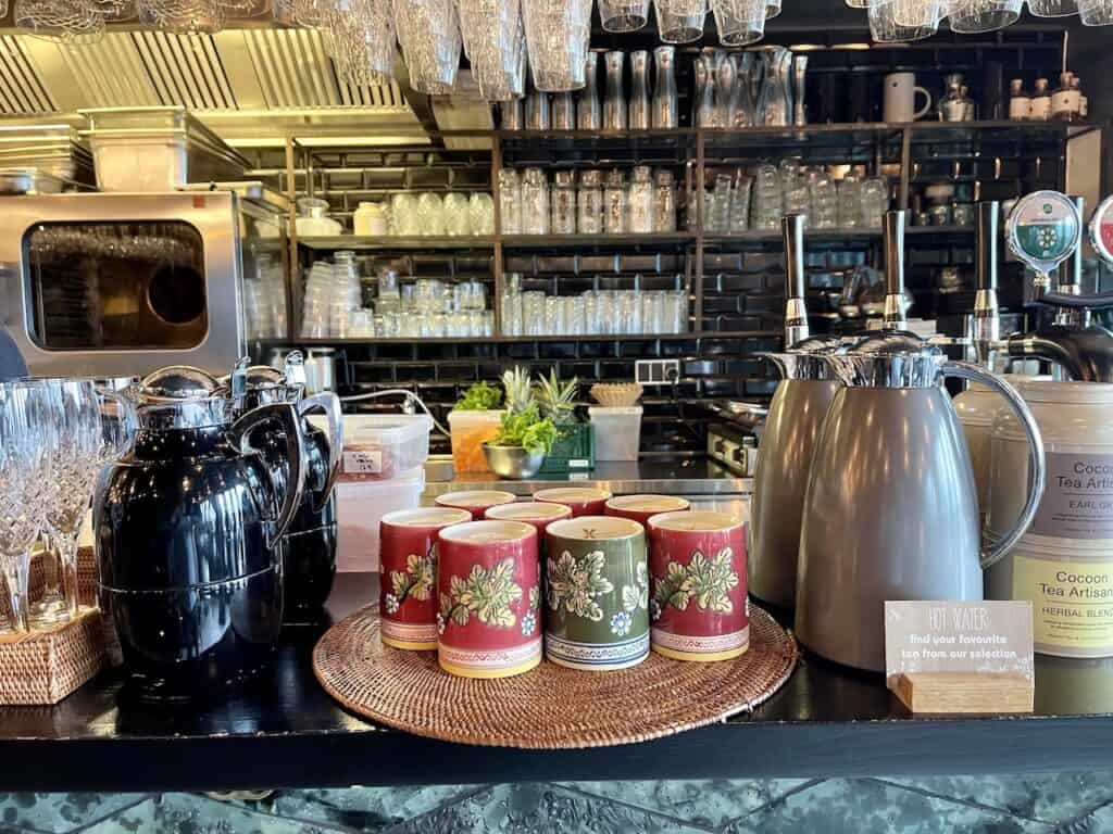 manon les suites breakfast