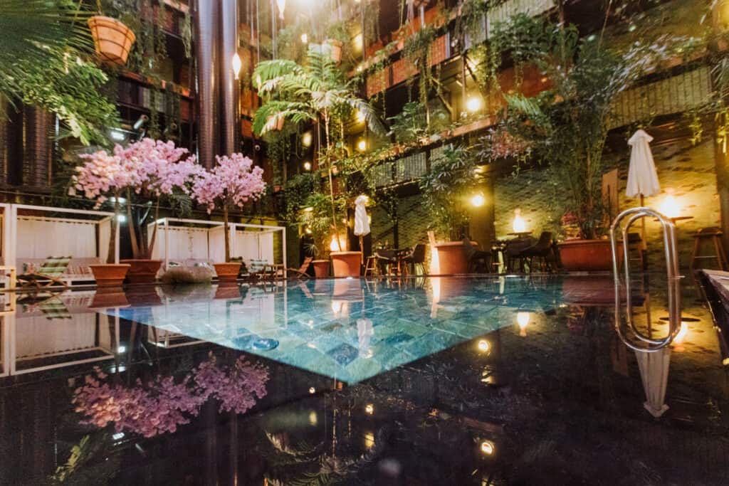 manon les suites pool