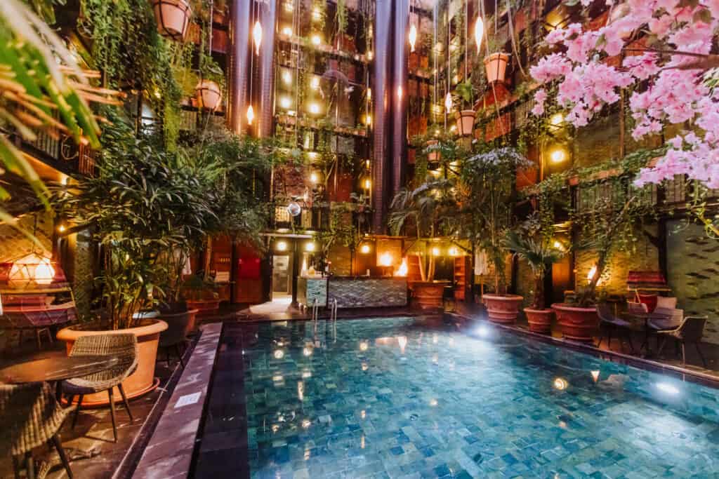 manon les suites pool