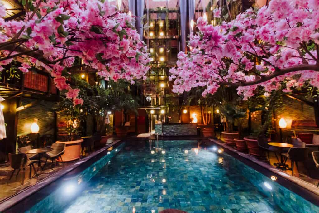 manon les suites pool