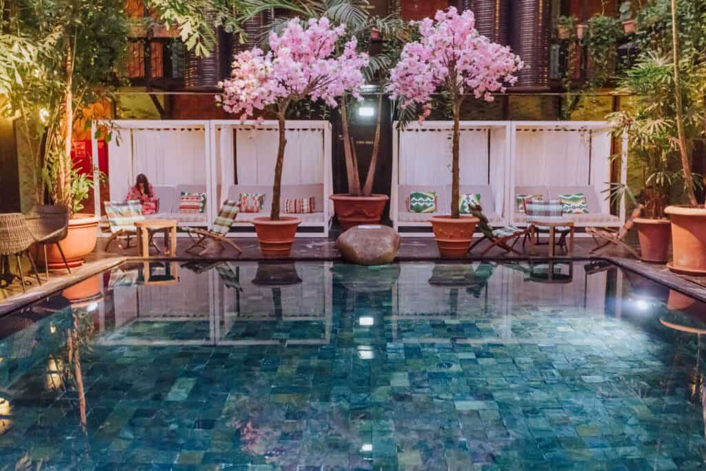 manon les suites pool