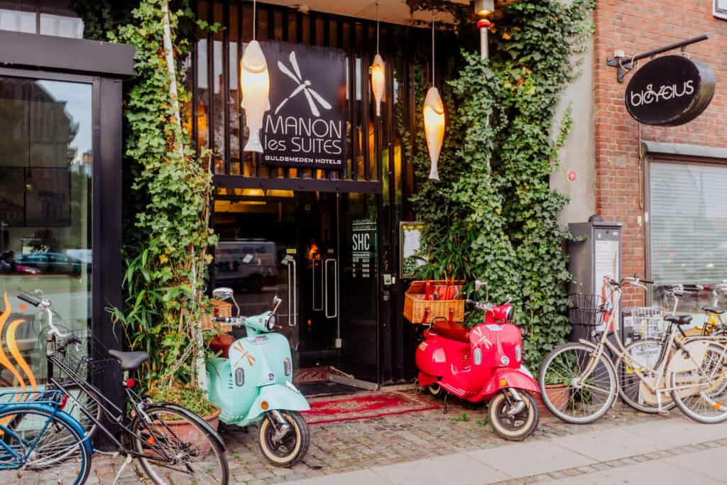 manon les suites entrance