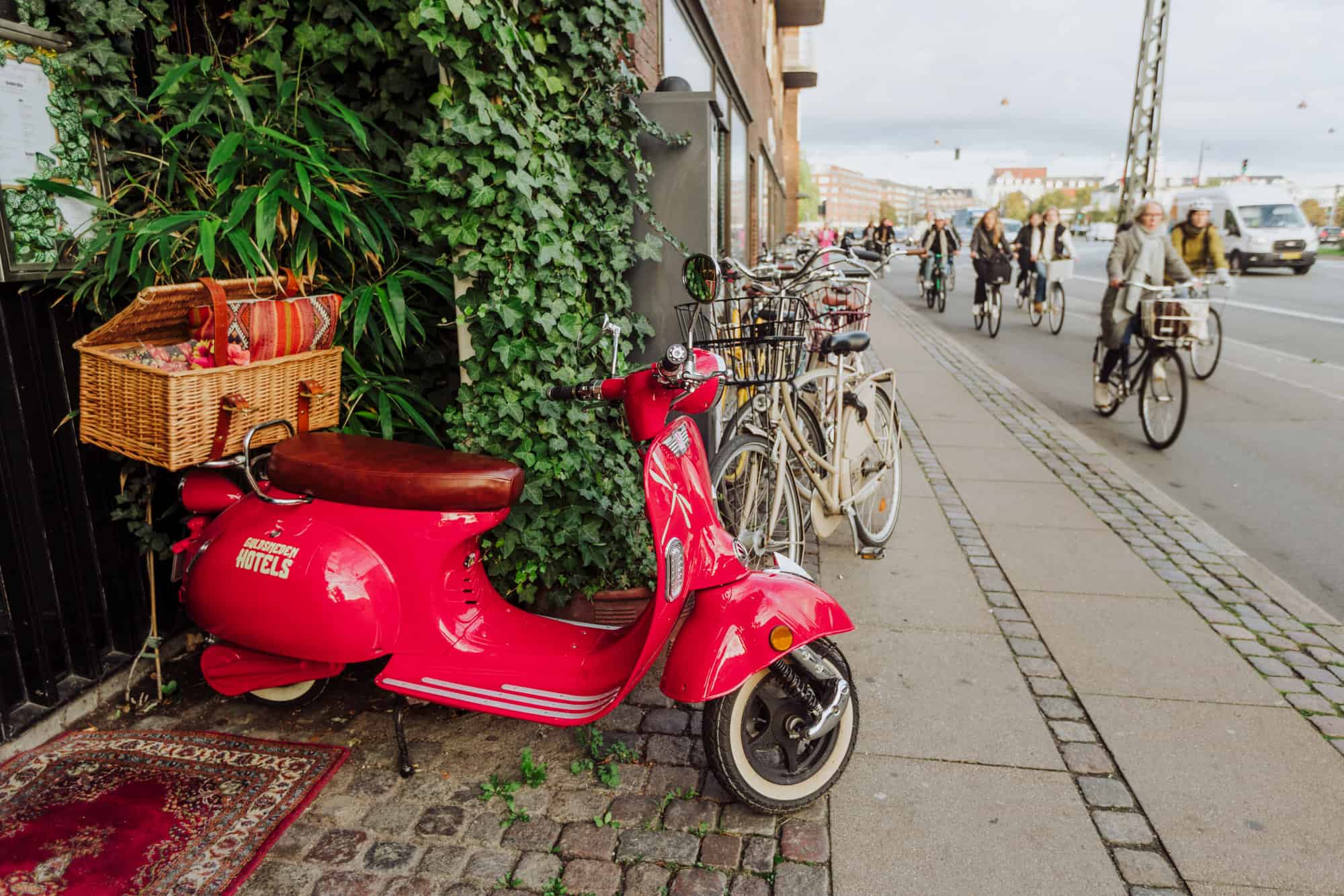 manon les suites entrance