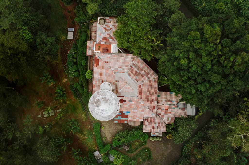 finca rosa blanca roof