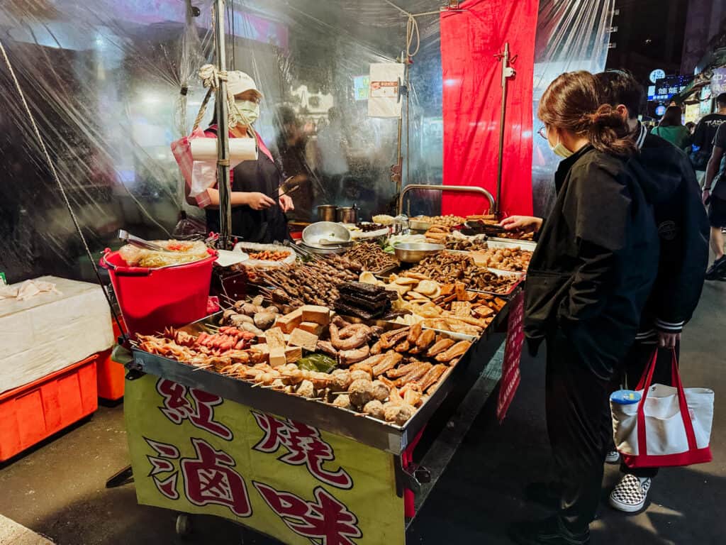 raohe street night market in taipei taiwan