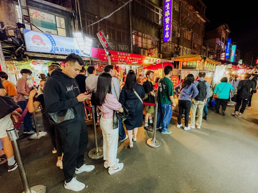 raohe street night market  taiwan line for pepper buns