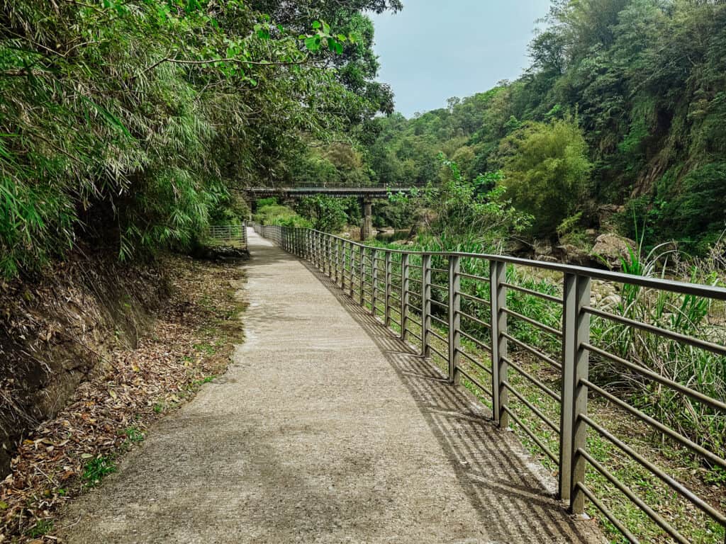 shifen waterfall hike path