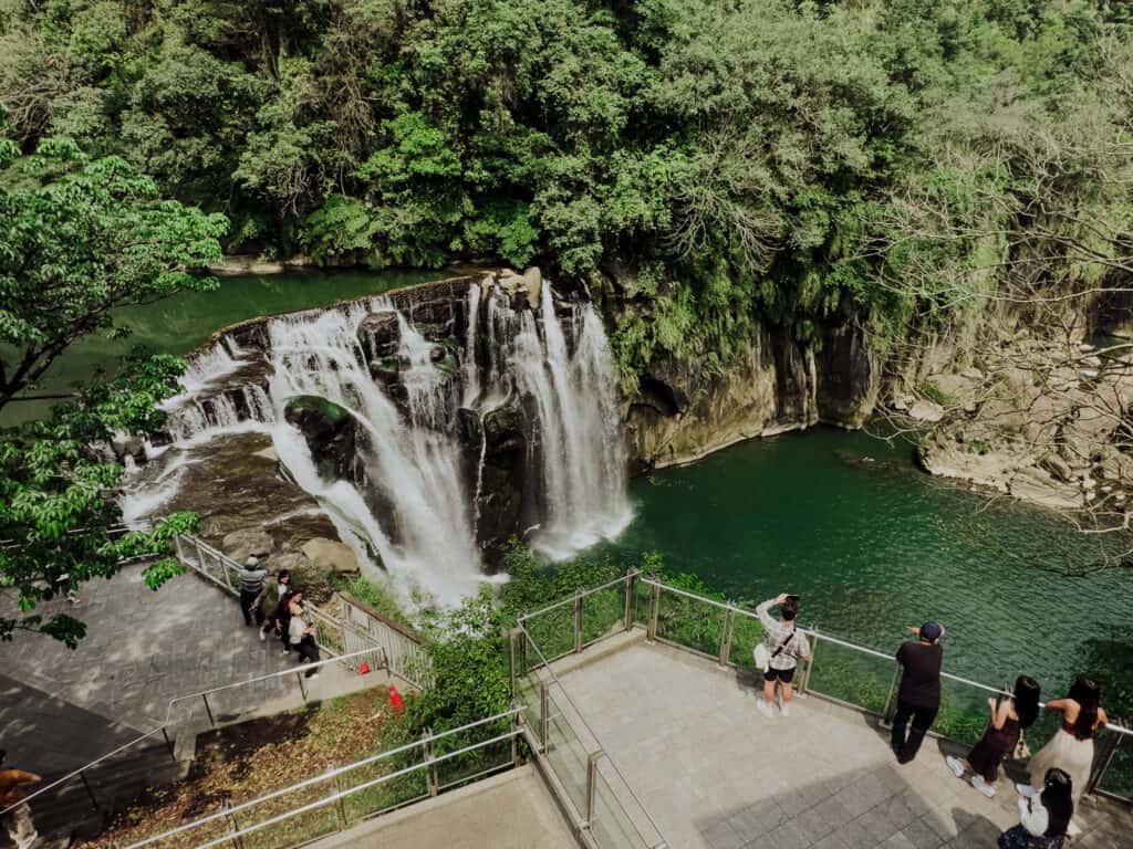 shifen waterfall viewing platform