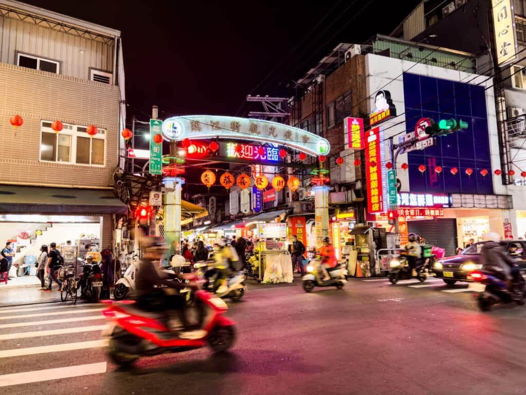 lining street night market taipei