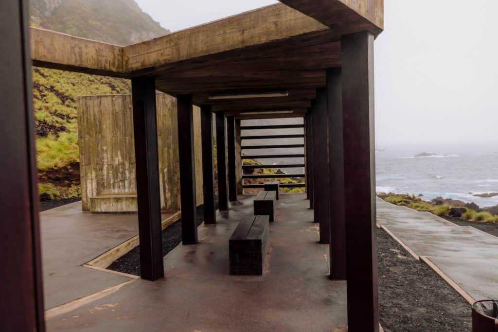 Azores hot springs: Ponta da Ferraria bathrooms
