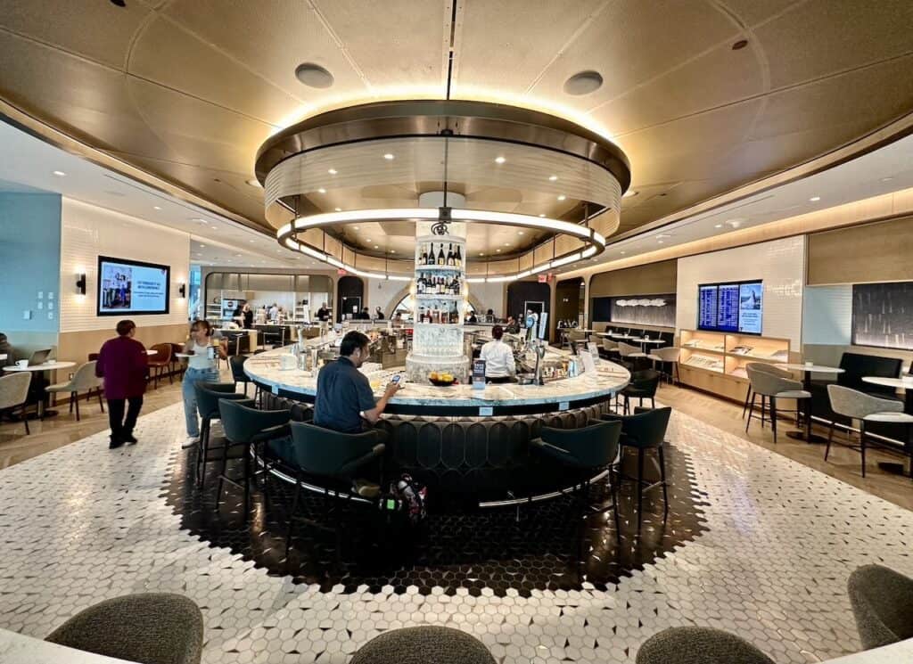 Delta Sky Club bar at JFK