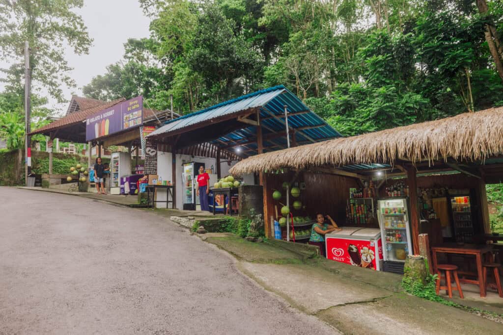 Shops and restaurants at Kanto Lampo