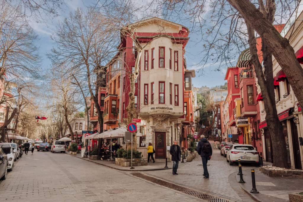 Uskudar: a vibrant neighborhood which is great for IG photography in Istanbul