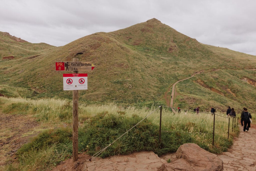 The crowd and hills along the PR8 Trail