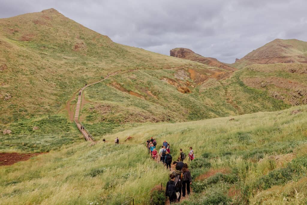 A crowd along the PR8 trail at Sao Lourenco