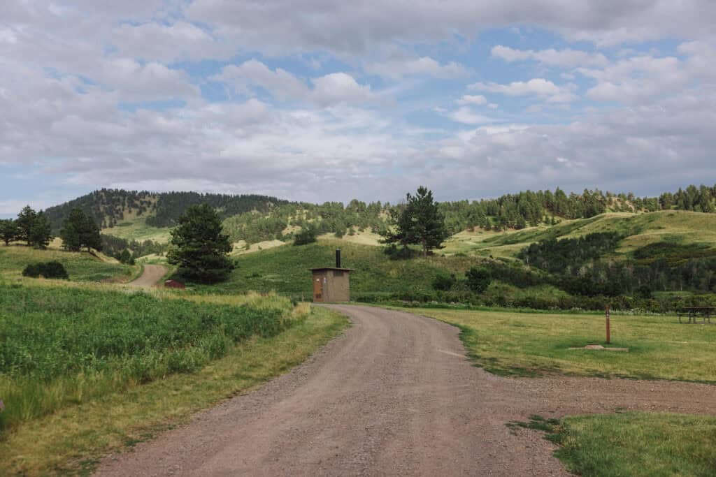 The road to Bear Paw Lake