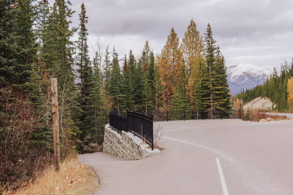 The hiking trailhead for Mistaya Canyon