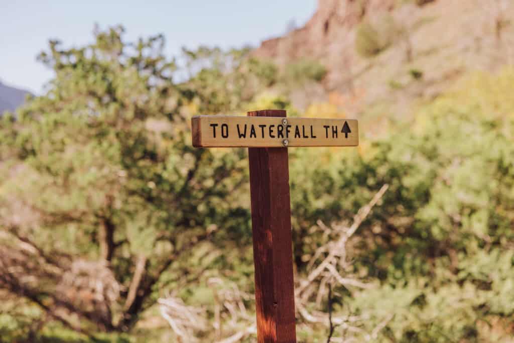 A sign to hike to the waterfall at Fossil Creek, AZ