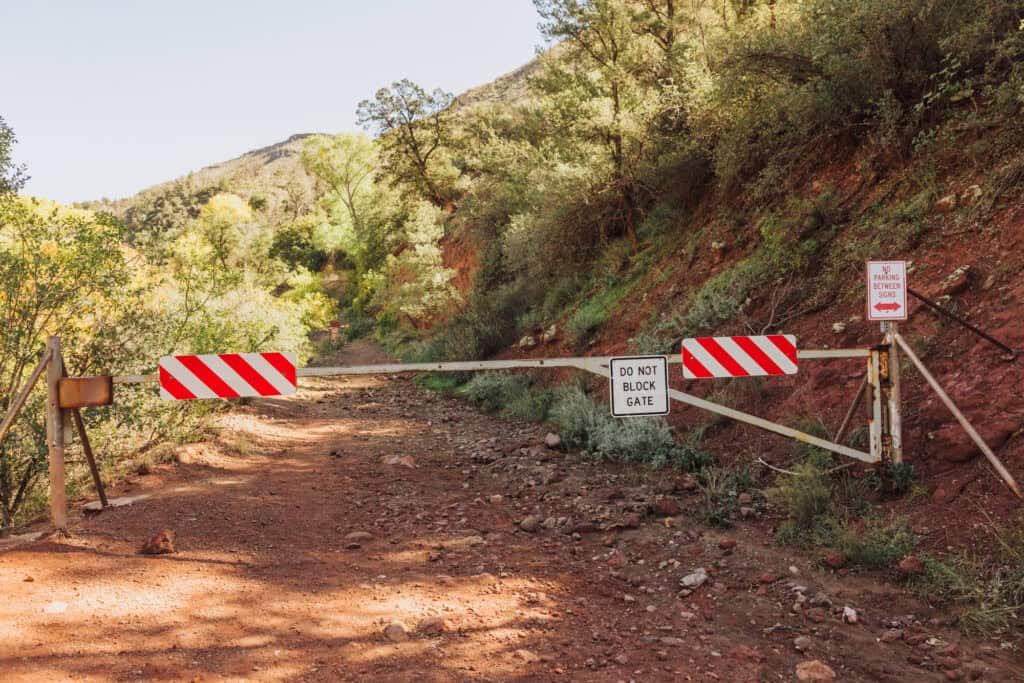 The hiking trail to go swimimng at Fossil Creek