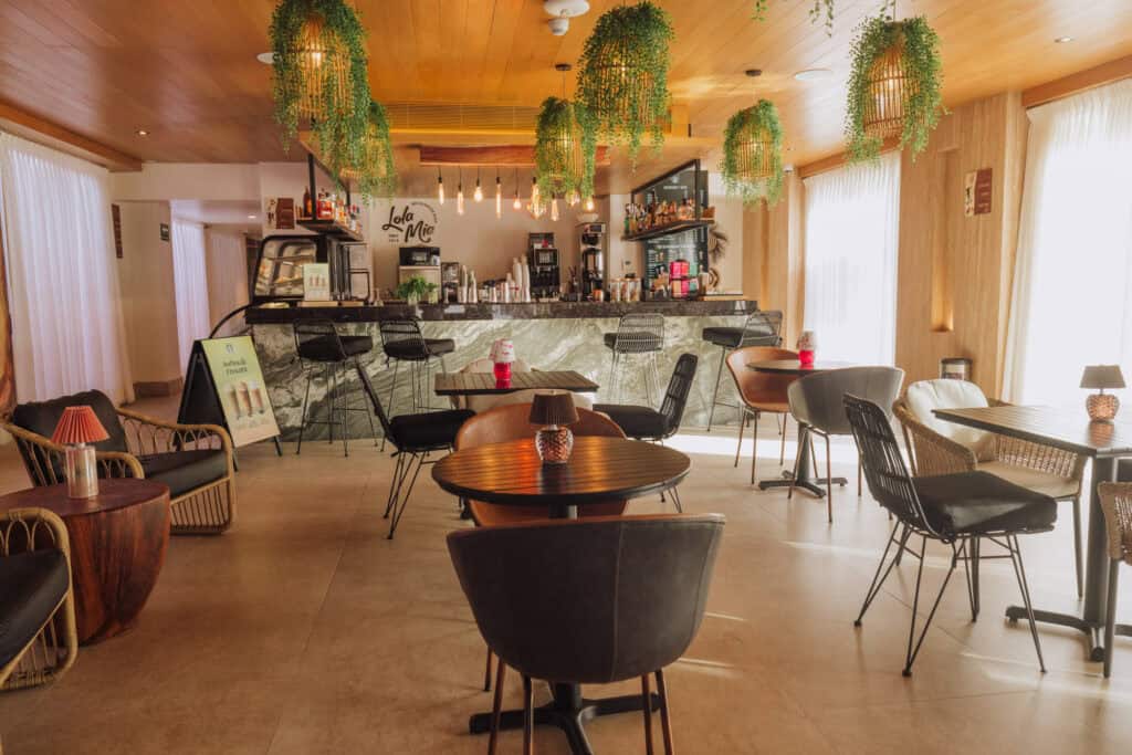 The coffee shop (starbucks) and cafe inside Kadun's lobby