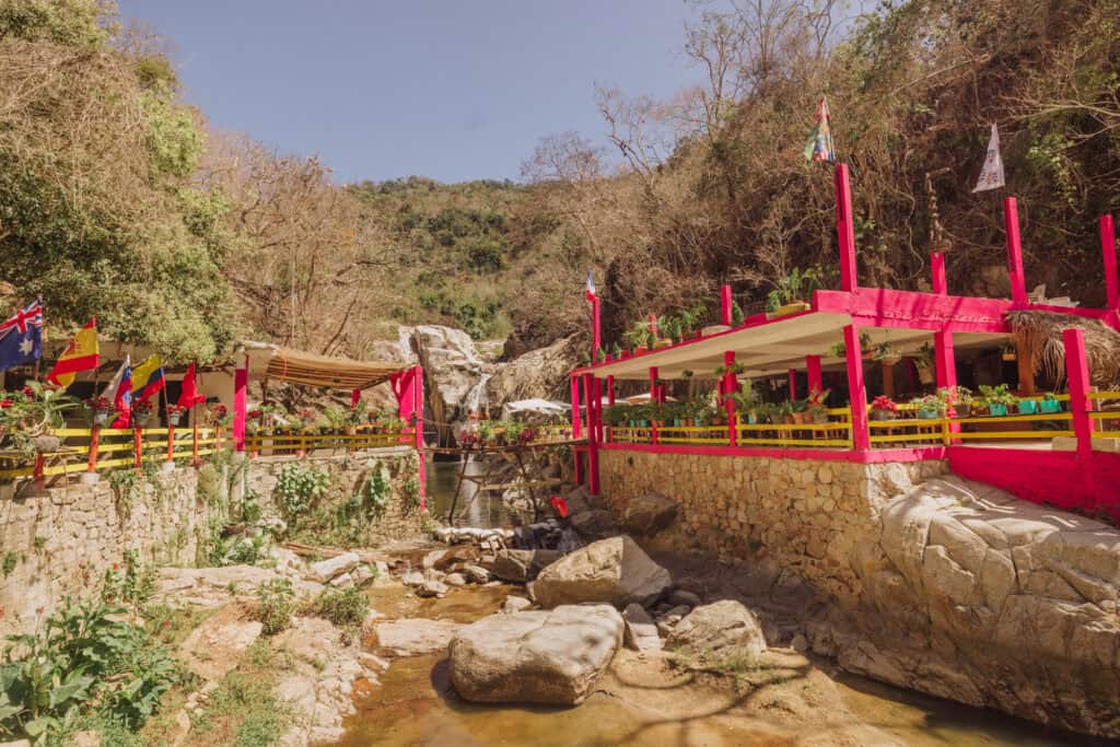 A restaurant near the Quimixto waterfall