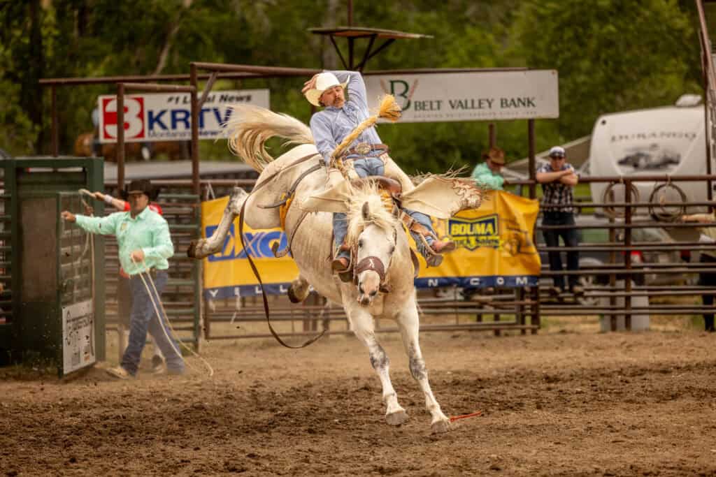 a cowboy riding a horse at the prca rodeo in motana