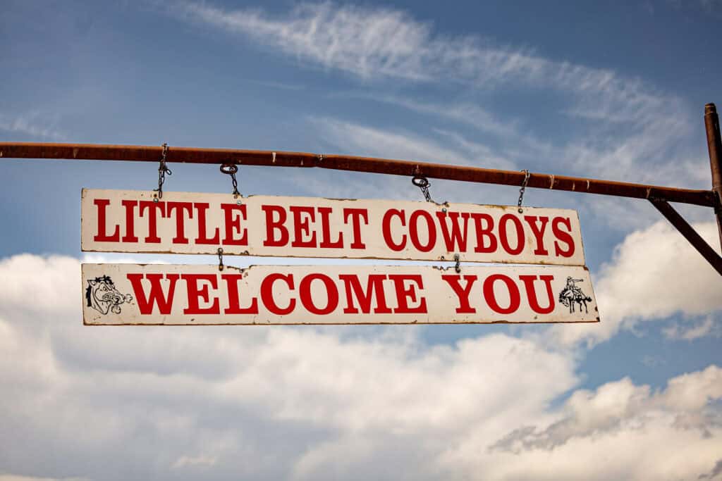 a rodeo welcome sign